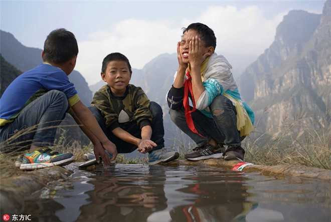 Hoc sinh Trung Quoc leo thang thep vuot vach da den truong hinh anh 9