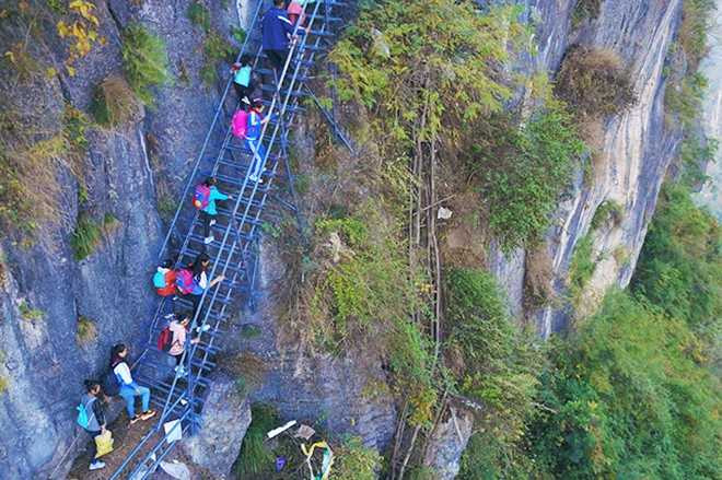 Hoc sinh Trung Quoc leo thang thep vuot vach da den truong hinh anh 2