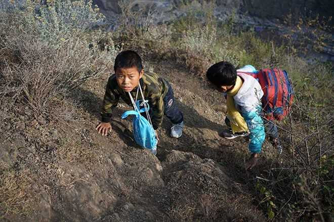 Hoc sinh Trung Quoc leo thang thep vuot vach da den truong hinh anh 10