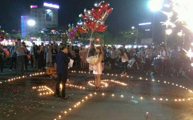 Màn cầu hôn lãng mạn 'náo loạn' Nhà hát lớn Hải Phòng
