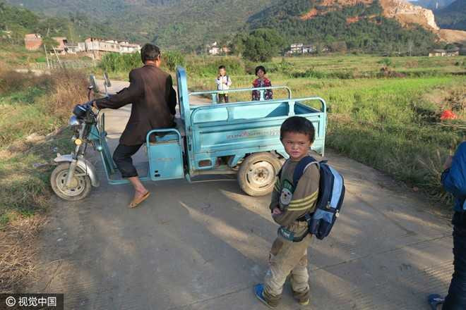 Cau be giong het Jack Ma gap rac roi vi bat ngo noi tieng hinh anh 2