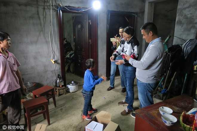 Cau be giong het Jack Ma gap rac roi vi bat ngo noi tieng hinh anh 8