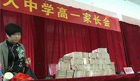 Trường học thưởng học sinh xuất sắc gần 26 tỉ đồng - 2