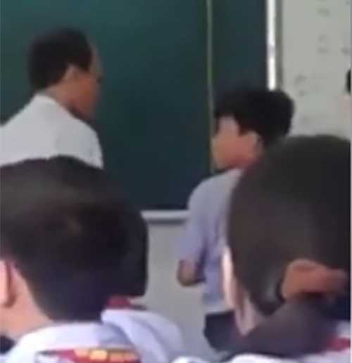 Thay giam thi tat hoc sinh trong lop hinh anh 1