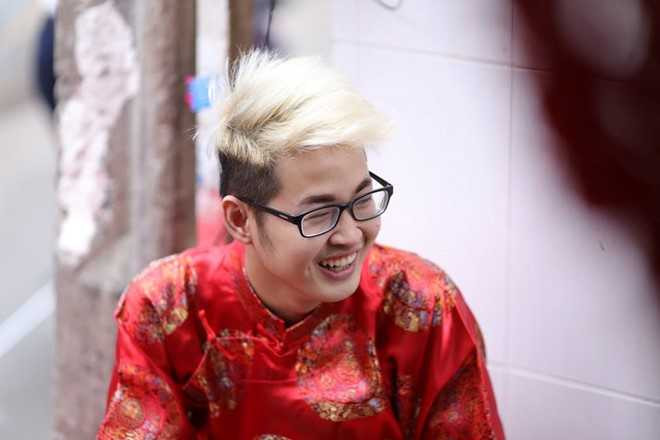 Chang trai hat giong nu gay nao loan 'Sing My Song' la ai? hinh anh 1