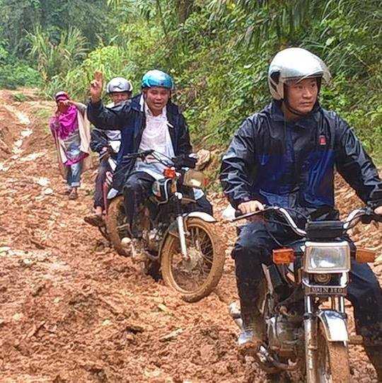 20161201153032-6-de-co-the-len-duoc-truong-cac-thay-giao-phai-vuot-qua-quang-duong-vo-cung-kho-khan