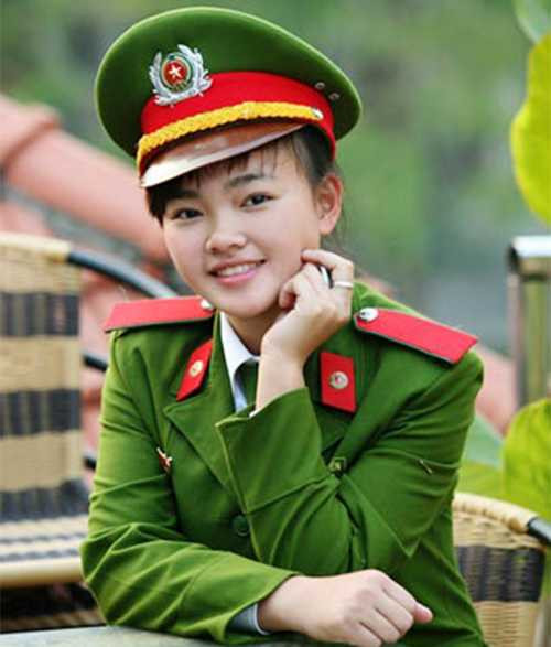 nu-sinh-canh-sat-xinh-xan-dam-me-tinh-nguyen-0