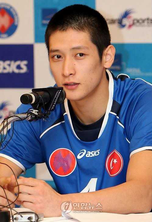 'Nam than bong chuyen' cao 1,98 m noi tieng tai Han Quoc hinh anh 5