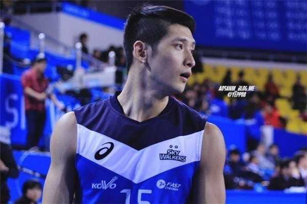 'Nam than bong chuyen' cao 1,98 m noi tieng tai Han Quoc hinh anh 1