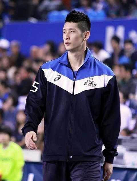 'Nam than bong chuyen' cao 1,98 m noi tieng tai Han Quoc hinh anh 3