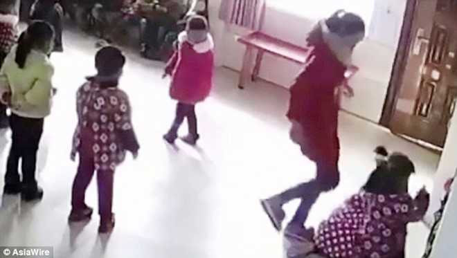 Co giao Trung Quoc keo toc, lien tuc danh hoc sinh hinh anh 1