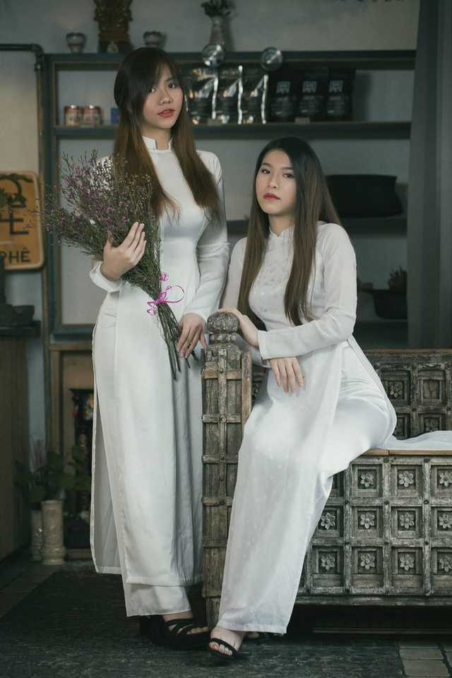 Hai thiếu nữ Ánh Giang và Minh Dương xinh đẹp thướt tha trong áo dài lụa trắng.