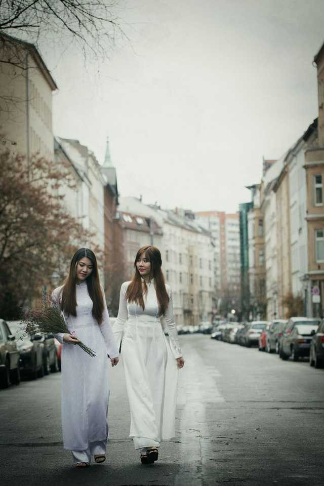 Hãy giữ bên cạnh mình chiếc áo dài để luôn nhắc nhở bản thân mình về nguồn cội, về nơi quê cha đất tổ là thông điệp của ekip thực hiện bộ ảnh Áo dài đón Xuân.