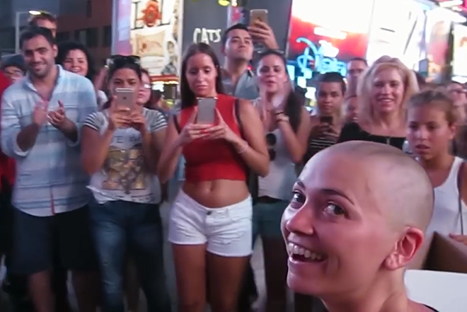 Co gai tinh nguyen cho nguoi la cao troc dau, ve len co the hinh anh 3