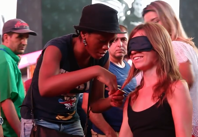 Co gai tinh nguyen cho nguoi la cao troc dau, ve len co the hinh anh 2