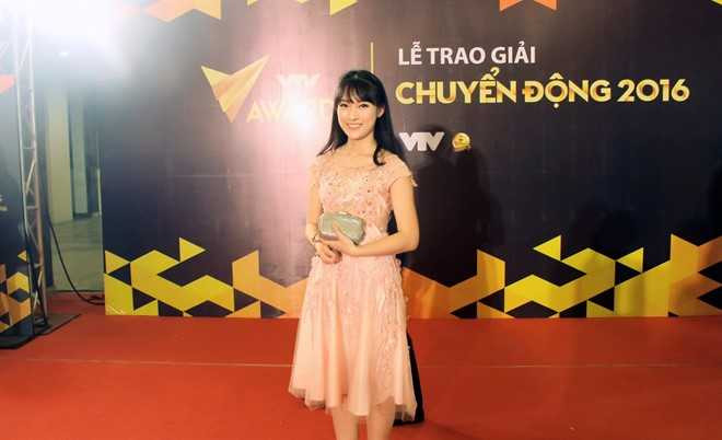 Nu sinh noi 7 thu tieng phien dich Oscar tren song truc tiep hinh anh 4