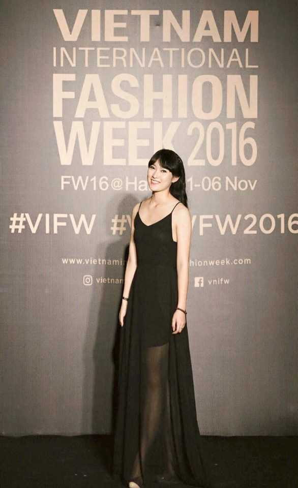 Nu sinh noi 7 thu tieng phien dich Oscar tren song truc tiep hinh anh 6