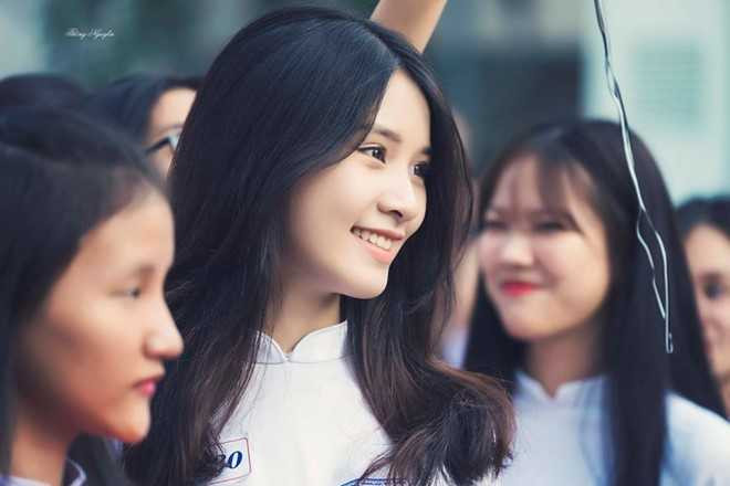 Dan mang tim kiem co gai xinh moc mac trong ta ao dai hinh anh 1