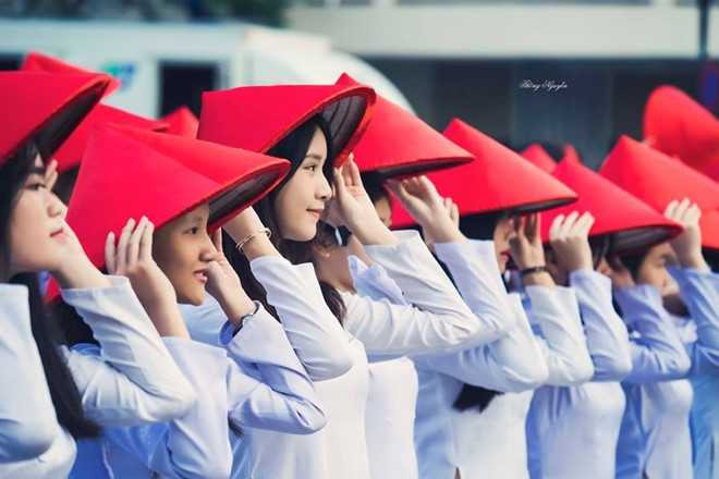 Dan mang tim kiem co gai xinh moc mac trong ta ao dai hinh anh 3