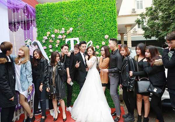 Bạn bè của cô dâu và chú rể đều là những người trẻ tuổi nên rất “quậy” và thường tạo dáng nhắng nhít để chụp ảnh.