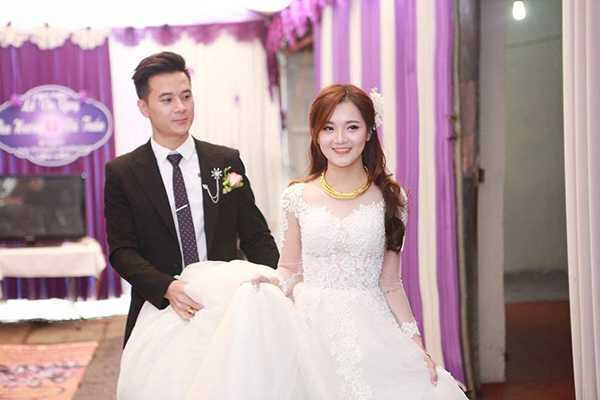  Chia sẻ với PV Dân trí, Thu Hương từng nói “Em chọn Tuấn vì anh là một người trưởng thành, điềm đạm, lúc nào cũng nhẹ nhàng, dịu dàng và quan tâm, bảo vệ em. Một người đàn ông thông minh, biết cư xử với mọi người. Em nghĩ mình lựa chọn đúng”. 