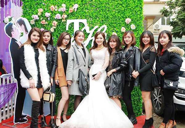 Đám cưới của Thu Hương được tổ chức tại gia, với sự tham dự đông đủ của gia đình, họ hàng và bạn bè.