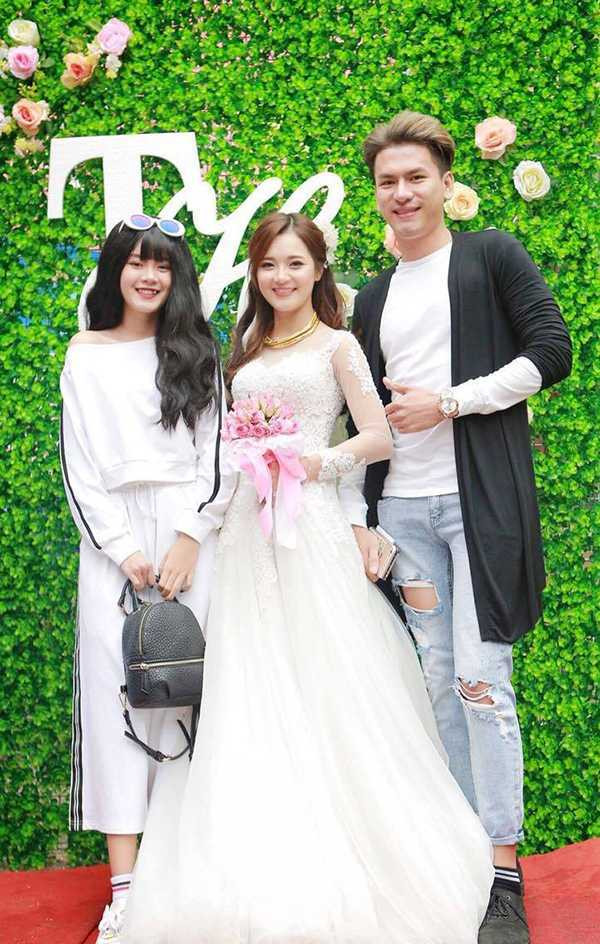 Trong ngày lễ trọng đại của mình, “hot girl dân tộc” trang điểm nhẹ nhàng, nụ cười tươi tắn ra đón khách.