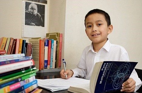 Nam sinh 14 tuoi duoc nhan lam giang vien dai hoc hinh anh 2