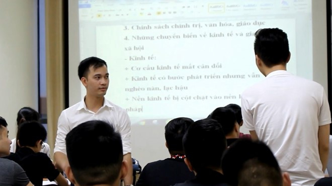 Trung uy cong an mo lop luyen thi mien phi cho hoc sinh ngheo hinh anh 1