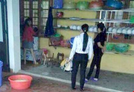 Cach chuc hieu truong doc nguoc tre vao may vat long ga hinh anh 1