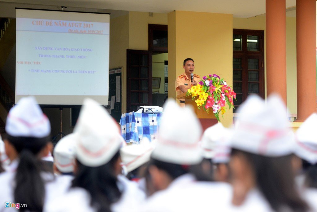 CSGT huong dan luat giao thong cho hoc sinh hinh anh 3