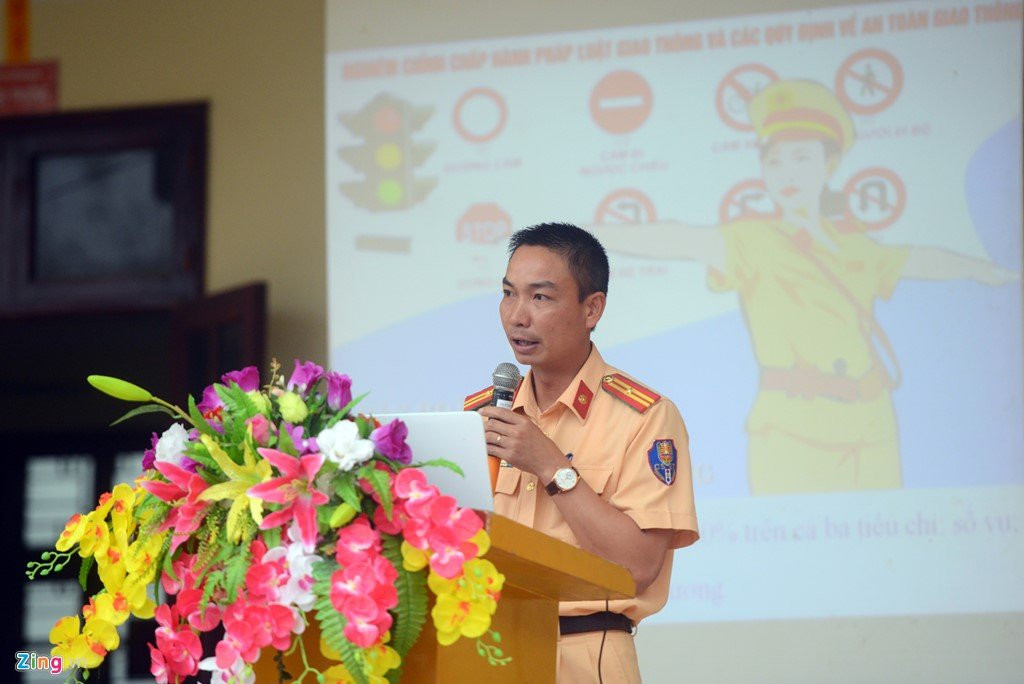 CSGT huong dan luat giao thong cho hoc sinh hinh anh 9