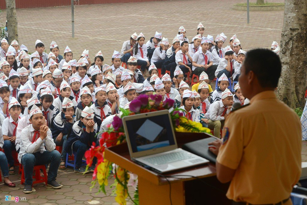 CSGT huong dan luat giao thong cho hoc sinh hinh anh 4