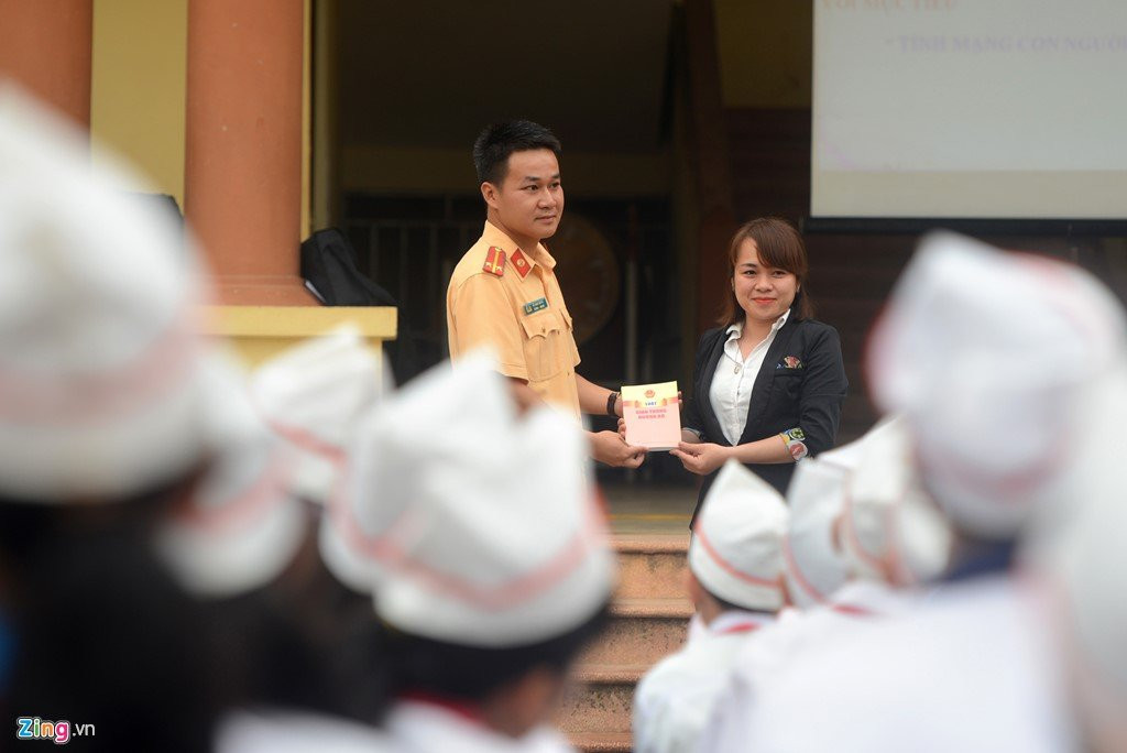 CSGT huong dan luat giao thong cho hoc sinh hinh anh 12