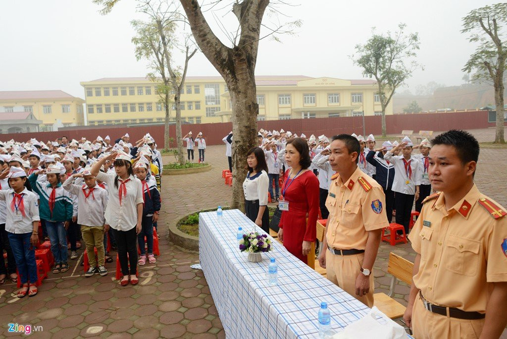 CSGT huong dan luat giao thong cho hoc sinh hinh anh 2