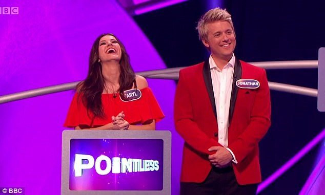 Co gai Anh gay tranh cai vi khong biet ten chong nu hoang hinh anh 4