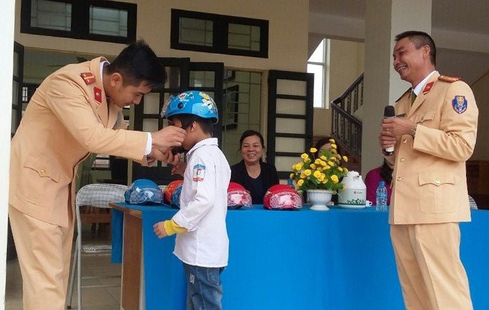 CSGT huong dan luat giao thong cho hoc sinh hinh anh 7