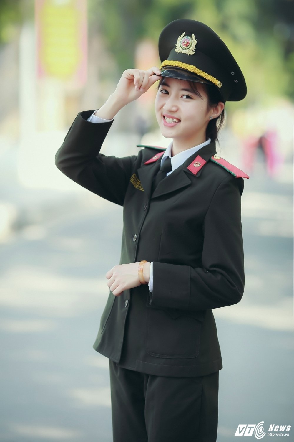 Hinh anh Nu sinh gianh giai nhat Quoc gia mon Su chia se bi quyet on luyen dat diem cao