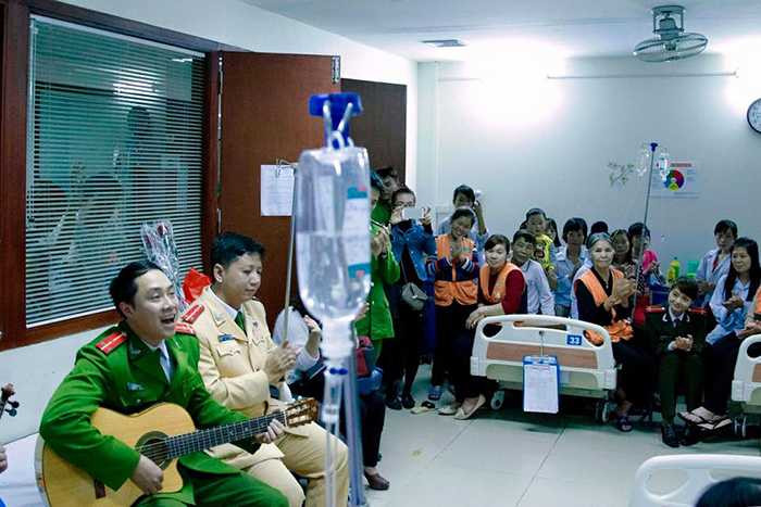 Hinh anh Nguong mo thay giao cong an day guitar cho tre em khiem thi 3