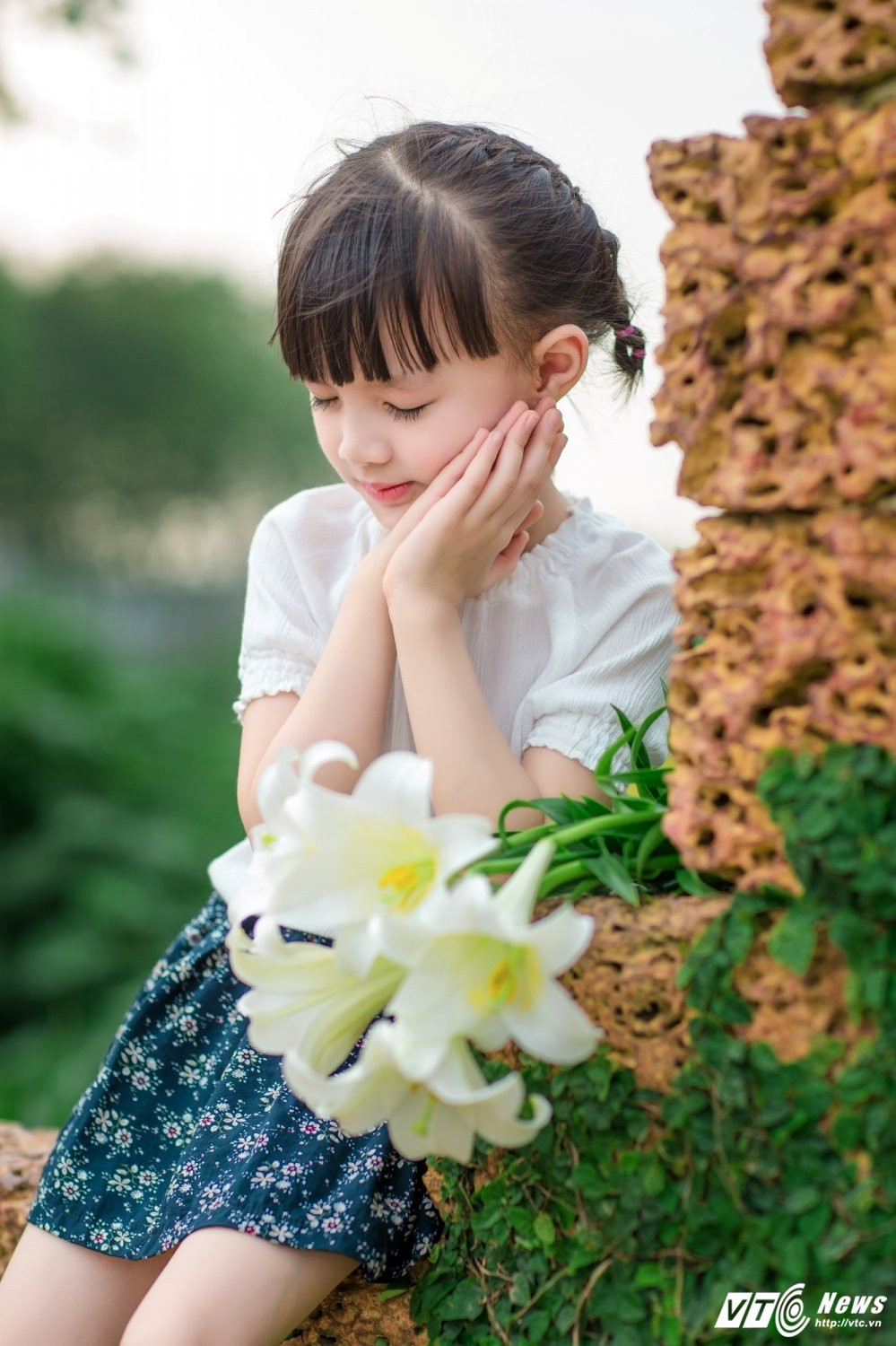 Hinh anh Nhoc ty 5 tuoi de thuong dep diu dang ben hoa loa ken 28