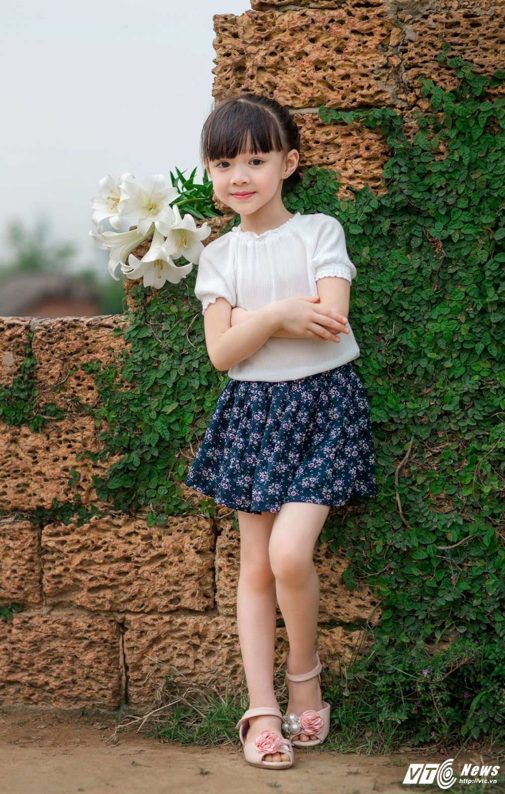 Hinh anh Nhoc ty 5 tuoi de thuong dep diu dang ben hoa loa ken 29