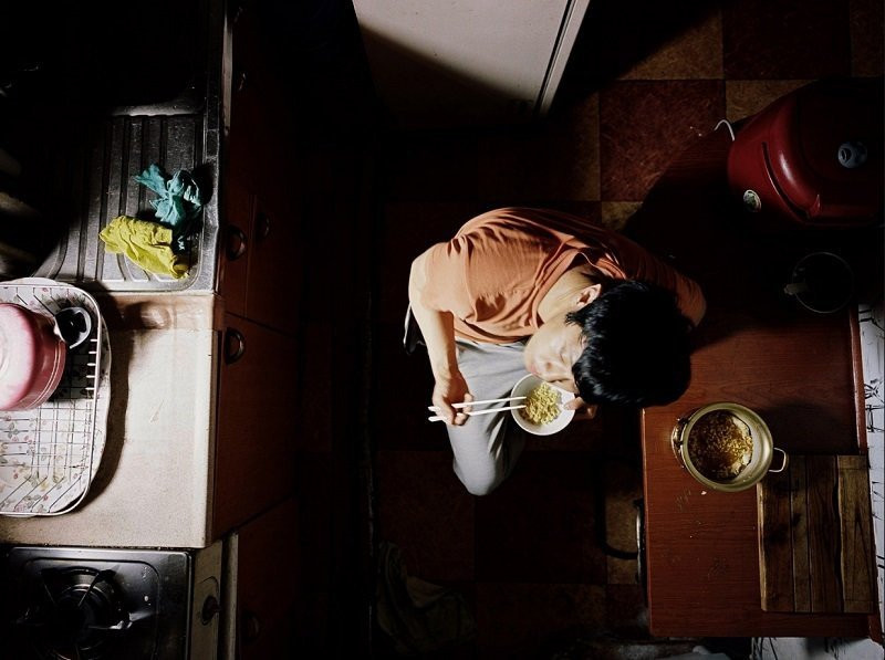 Sinh vien Han Quoc nhot minh trong can phong sieu nho de on thi hinh anh 3