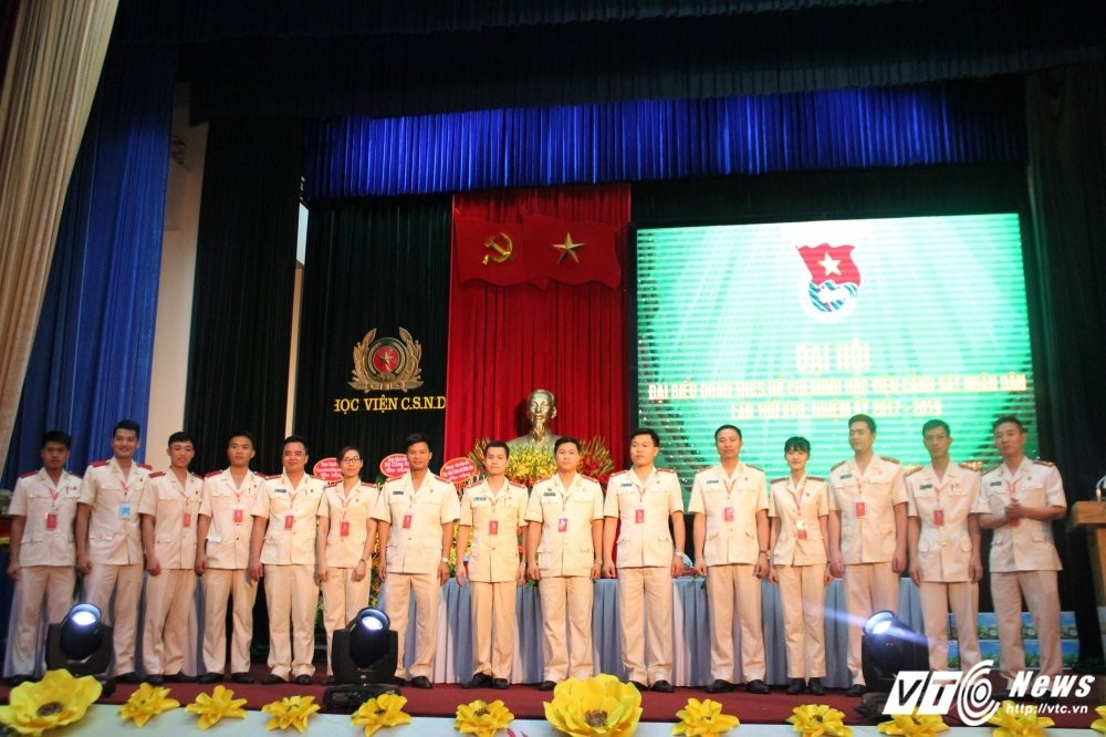 Hinh anh Sinh vien Canh sat hao hung tham gia bau cu Ban chap hanh nhiem ky moi 11