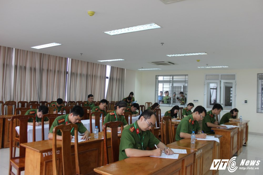 Hinh anh Bat mi buoi thi day gioi bang tieng Anh cua giang vien Hoc vien Canh sat