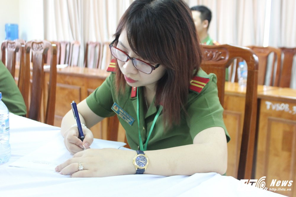 Hinh anh Bat mi buoi thi day gioi bang tieng Anh cua giang vien Hoc vien Canh sat 3