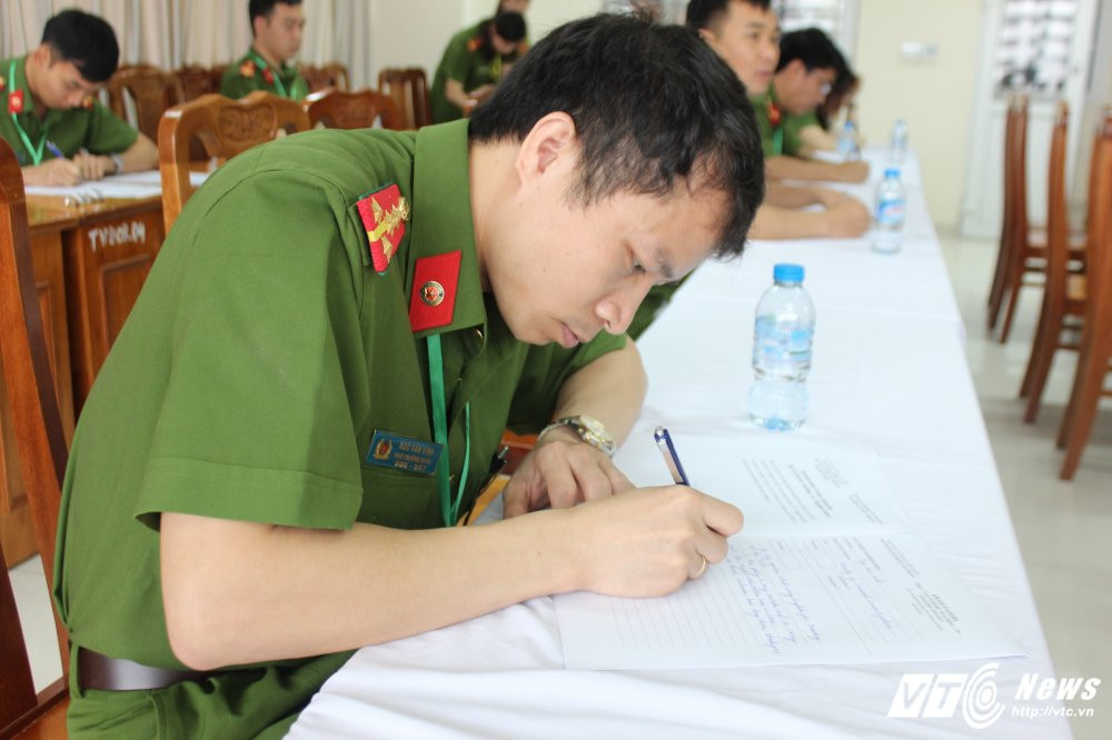 Hinh anh Bat mi buoi thi day gioi bang tieng Anh cua giang vien Hoc vien Canh sat 4