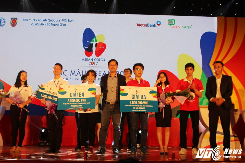 Hinh anh Sinh vien Dai hoc Kiem sat gianh quan quan “Sac mau ASEAN 2017” 7