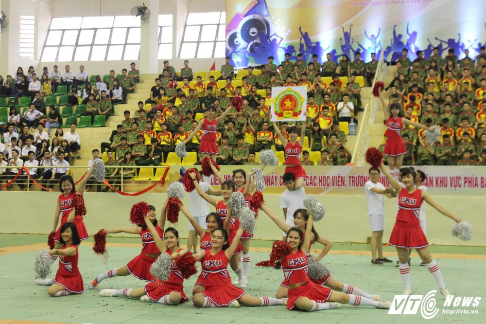 Hinh anh Man ‘trong cay chuoi’ ngoan muc cua nu sinh Hoc vien An ninh 13