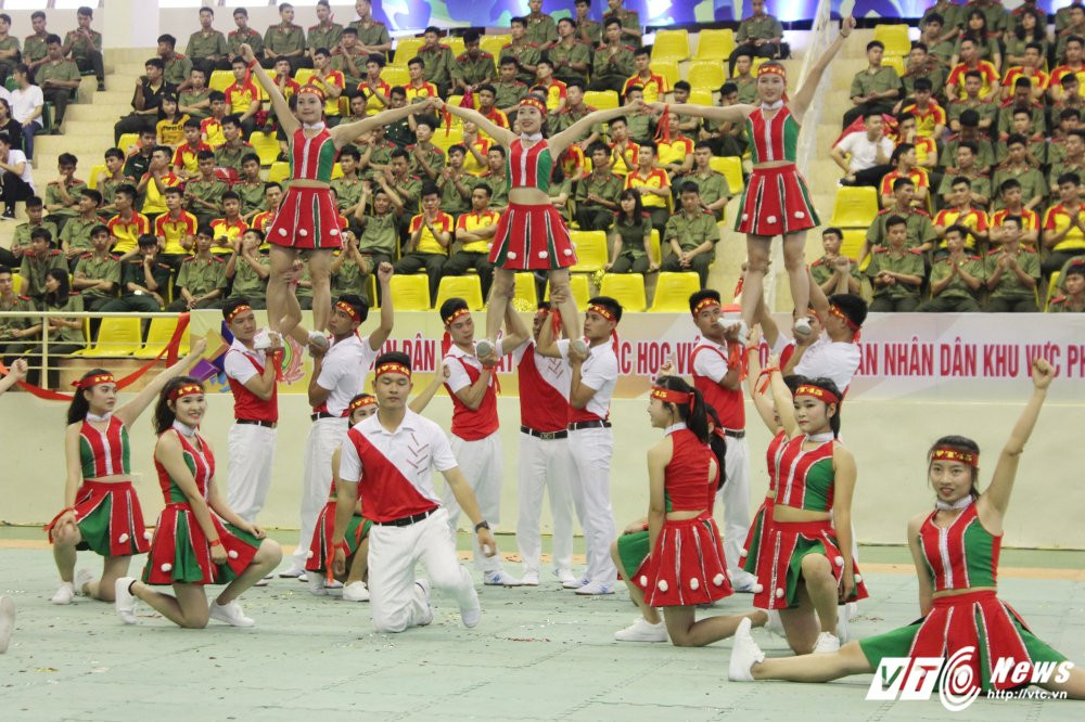 Hinh anh Man ‘trong cay chuoi’ ngoan muc cua nu sinh Hoc vien An ninh 18