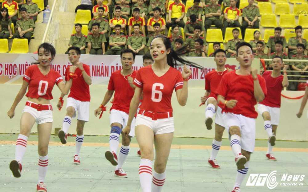 Hinh anh Man ‘trong cay chuoi’ ngoan muc cua nu sinh Hoc vien An ninh 24